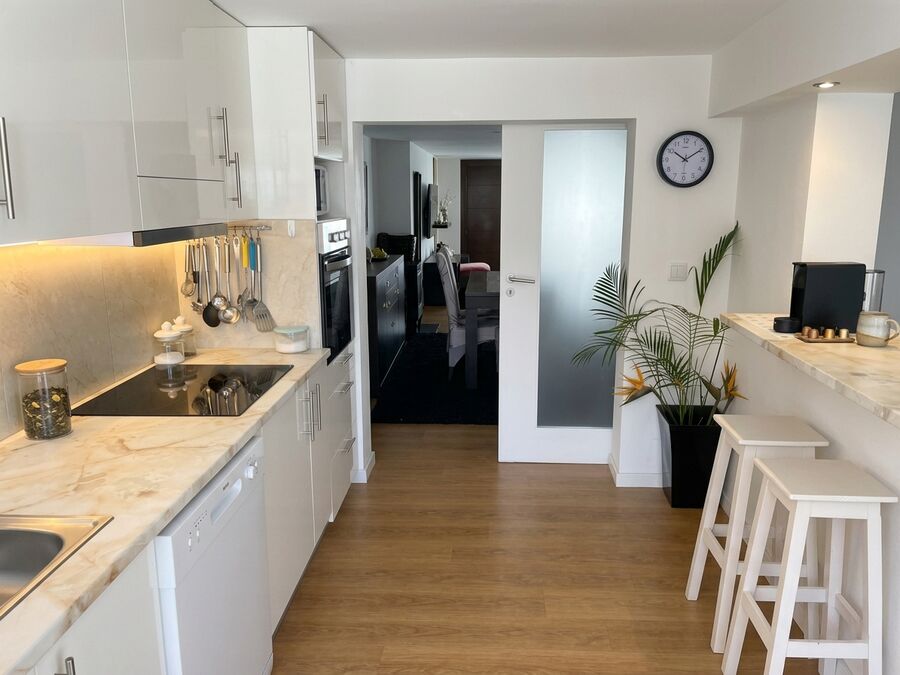 Cozinha totalmente equipada com placa vitrocerâmica e máquina de lavar loiça do T2 em Ofir