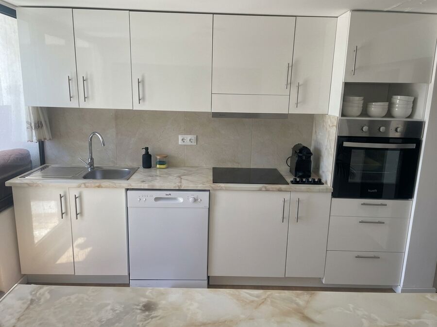 Cozinha moderna com bancada em mármore do apartamento de férias em Ofir