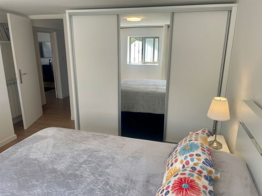 Quarto de casal com roupeiro espelhado no apartamento de férias em Ofir