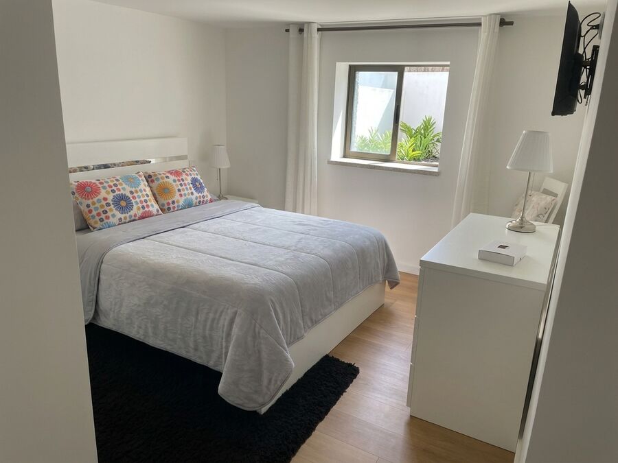 Segundo quarto de casal com TV no apartamento T2 para alugar em Ofir
