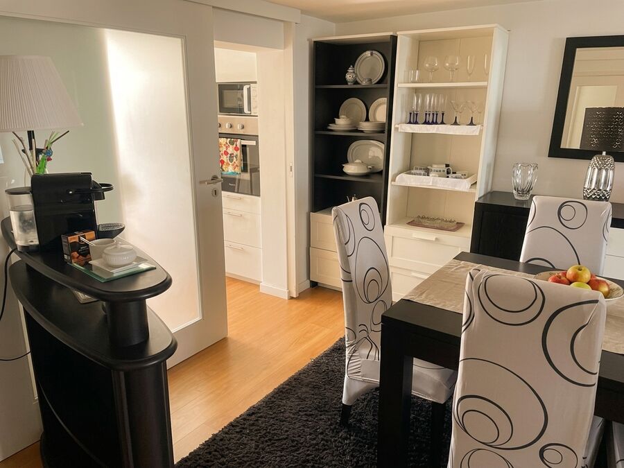Sala de jantar com mesa para 6 pessoas no apartamento T2 Ofir Esposende